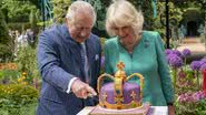 Rei Charles e Rainha Camilla se divertiram ao cortarem bolo em formato de coroa - Foto: Getty Images