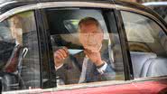 Rei Charles III é visto no carro enquanto estava indo para o ensaio da coroação - Foto: Getty Images