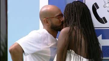 Ricardo e Sarah Aline se beijaram em frente ao Big Fone - Reprodução/Globo