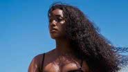 A cantora Iza faz ensaio fotográfico na praia - Foto: Reprodução / Instagram