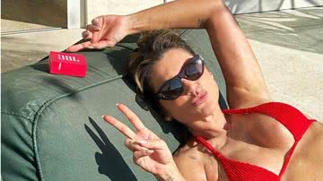 Flávia Alessandra exibe corpão ao surgir de biquíni vermelho - Reprodução/Instagram