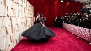 A atriz e cantora Sofia Carson posando para fotos no tapete vermelho do Oscar em 2022 - Foto: Getty Images