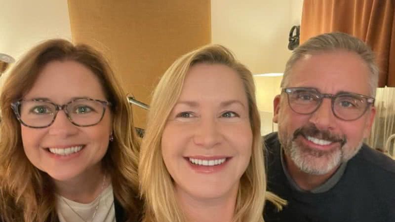 Steve Carell se junta à Jenna Fischer e Angela Kinsey em podcast para falar sobre a tão aclamada The Office, 10 anos depois - Foto: Reprodução / Instagram
