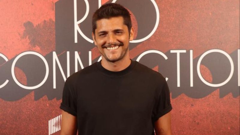 O ator Bruno Gissoni durante o evento de lançamento da série Rio Connection - Foto: Reprodução/CARAS