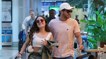 Larissa Manoela e André Luiz Frambach surgiram sorrindo ao serem vistos em aeroporto - Foto: Victor Chapetta/AgNews