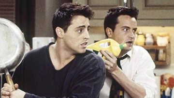 Matt LeBlanc e Matthew Perry em cena da série Friends - Foto: Reprodução / Instagram