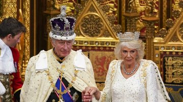 Rei Charles e Rainha Camilla usaram coroas históricas em cerimônia no Parlamento britânico - Foto: Getty Images
