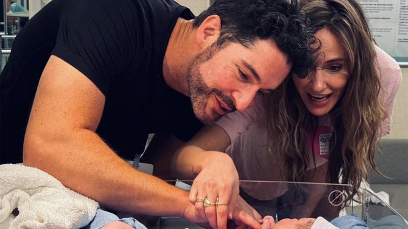 Tom Ellis e a esposa celebram o nascimento da filha - Foto: Reprodução / Instagram