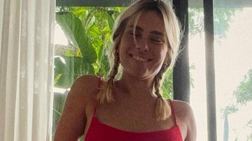 Carolina Dieckmann ostenta curvas torneadas em roupa de banho vermelha - Reprodução/Instagram