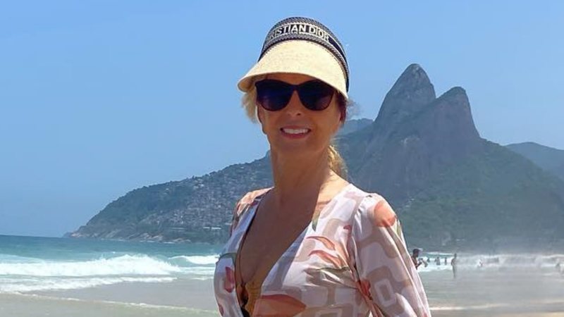 Helô Pinheiro esbanja beleza em cliques na praia - Reprodução/Instagram