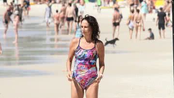 Andrea Beltrão aproveitou o dia de seu aniversário com um passeio na praia - Foto: Dan Delmiro/AgNews