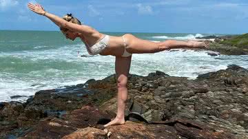 De biquíni e em cima de uma praia na praia, Letícia Spiller fez uma posição de yoga - Reprodução Instagram