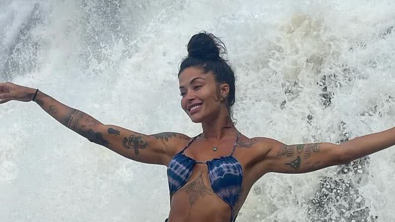 Aline Campos na cachoeira - Reprodução/Instagram