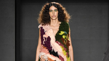 A criação de tecidos e as formas tridimensionais são o forte da marca da estilista Marina Bitu! - Foto: Getty Images