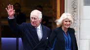 Rei Charles III e Rainha Camilla na saída do hospital em Londres - Foto: Getty Images