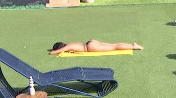 Alane faz topless no jardim do BBB 24 - Foto: Reprodução / Globo