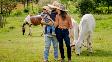 Lorena com o marido, Henrique, e o filho, José Eduardo, na fazenda da família, em Minas Gerais - FOTOS: NÍFER CALIXTO