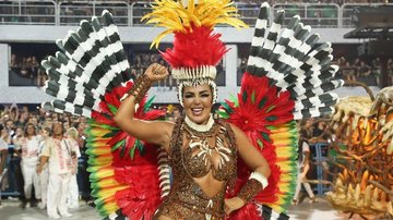 A apresentadora Gardênia Cavalcanti em desfile do Carnaval - Foto: Roberto Filho