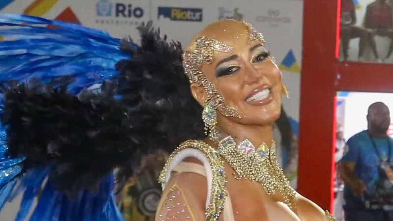 Mulher Abacaxi raspa a cabeça e faz topless no Carnaval - Fotos: Júlio César/ Agnews