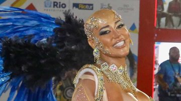 Mulher Abacaxi raspa a cabeça e faz topless no Carnaval - Fotos: Júlio César/ Agnews