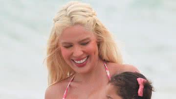 Karoline Lima curte dia na praia com a filha e o namorado - Foto: Fabrício Pioyani / Agnews