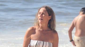 Andréa Beltrão na praia - Foto: Dan Delmiro / AgNews