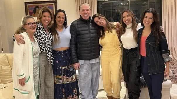 Silvio Santos na companhia das seis filhas - Reprodução/Instagram