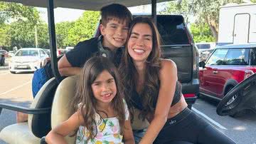 A ex-BBB Adriana Sant'Anna ao lado dos filhos, Linda e Rodrigo - Foto: Reprodução/Instagram @santanaadriana