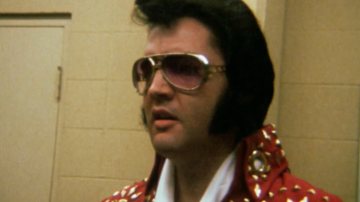 Elvis Presley em cena do documentário Elvis: Amores e Desamores, no Globoplay - Foto: Reprodução/Globoplay