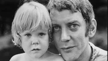 Kiefer Sutherland, quando criança, ao lado do pai Donald Sutherland - Foto: Reprodução/X