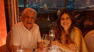 O ex-autor da Globo Lauro César Muniz e sua namorada, Mayara Magri - Foto: Reprodução/Instagram @mayaramagrioficial