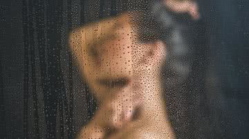 Mulher tomando banho quente - Foto: Freepik