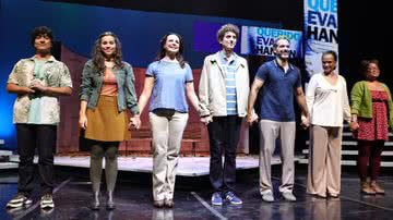 Vanessa Gerbelli e o elenco de Querido Evan Hansen, que estreou no Rio - Anderson Bordê / AgNews