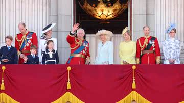 Rei Charles III com sua família no Trooping the Colour - Foto: Getty Images