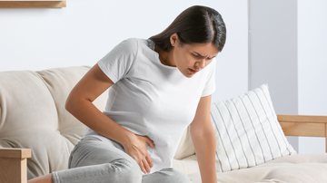 Mulher com dores causadas pela endometriose - Foto: Getty Images