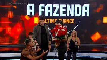 Bia Miranda é pedida em casamento do palco no programa ‘A Hora do Faro’ - Reprodução/Record TV