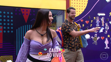 Larissa e Gustavo entram na Casa de Vidro - Reprodução / TV Globo