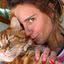 Carolina Dieckmann surge coladinha com seu gatinho e se derrete