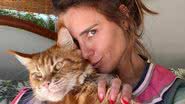 Carolina Dieckmann surge coladinha com seu gatinho e se derrete - Reprodução/Instagram