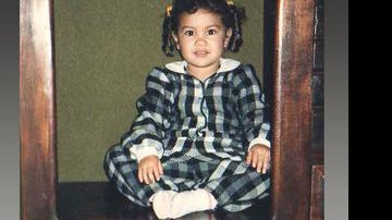 Marina, minha filha, na estante (1987, na minha chácara)