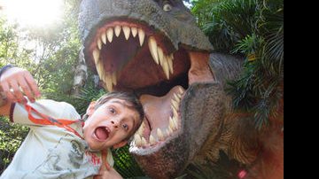 Vittorio sendo devorado no Parque dos Dinossauros, San Diego.