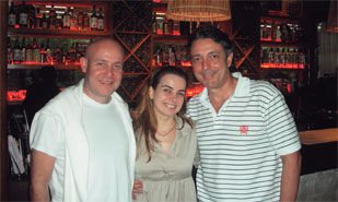 O médico <b>Paulo Müller</b> visita o restaurante Camarões da Beira Mar, em Fortaleza, e é recebido pelos donos, <b>Daniela e Afrânio Barreira</b>.