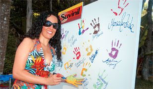 A cantora <b>Fernanda Porto</b> deixa a sua marca com as cores do Brasil no quadro da Suvinil, doado para a ONG Projeto Quixote, que desde 1996 já auxiliou mais de 5000 crianças e jovens com atendimento clínico ou pedagógico.