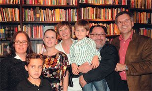 A jornalista <b>Sônia Bridi</b>, de branco, no centro da foto, lança o livro <i>Laowai -Histórias de uma Repórter Brasileira na China</i>, na Livraria da Travessa, Rio, cercada pela amiga <b>Alba Presas</b> e o filho dela, <b>Amauri</b>, os seus herdeiros