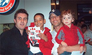 <b>Danilo Soto</b>, da BPS Promoções, recebe o pequeno <b>Nicolas Santos</b> e o jogador do time inglês Chelsea <b>Belletti</b>, em férias no Brasil com o filho <b>Patrick,</b> nos Camarotes BPS/CARAS, no Estádio do Morumbi, em SP.