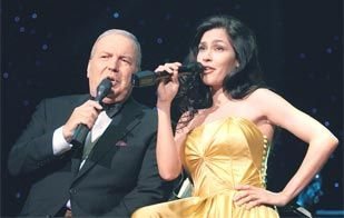 O músico <b>Frank Sinatra Jr.</b> divide o palco carioca do Vivo Rio com a cantora convidada <b>Marina de la Riva</b> durante o show em homenagem ao pai, Frank Sinatra (1915-1998).