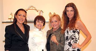 O quarteto formado pela socialite <b>Fernanda Sodré</b>, a RP <b>Valéria Baracat</b>, a empresária de moda <b>Helena Mottin</b> e <b>Andrea Funaro</b>, diretora de marketing da Bulgari, confere o lançamento da coleção Verão 2009 da Arezzo, grife de