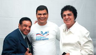 Em SP, <b>Agnaldo Timóteo</b> e <b>Luiz Ayrão</b> felicitam <b>Giovan Ferreira</b> (centro) pelos 3 anos do Shop. Popular da Madrugada.