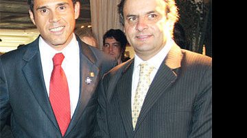 Em SP, <b>Carlos Alzugaray</b>, pres. executivo da Editora Três, recebe o governador de Minas Gerais, <b>Aécio Neves</b>, na 5a edição do Prêmio As Melhores da Dinheiro, no Terraço Daslu.