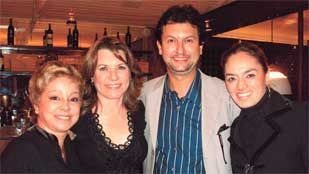 Apresentadora do <i>Bom Dia Mulher</i>, da Rede TV!, <b>Olga Bongiovanni</b> (2a da esq. para dir.) festeja seus 54 anos com a amiga <b>Kátia Jannini</b> e o casal <b>Carlos Sanseverino,/b&gt; e Maria Angélica Muricy, no restaurante Ávila, em SP.</b>